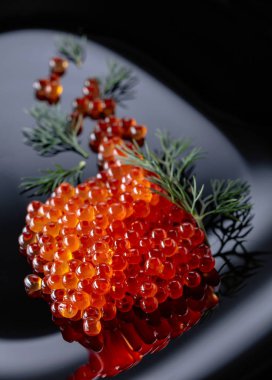 Dereotu ile kırmızı havyar . 