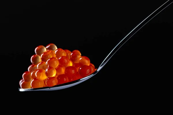 Roter Kaviar im Löffel. — Stockfoto