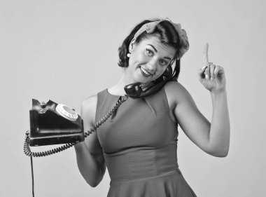 güzel bir kadın vintage telefon ile.