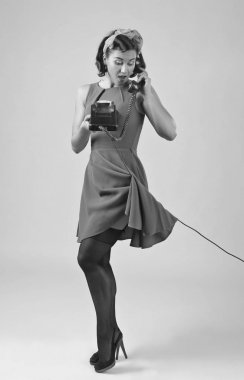 güzel bir kadın vintage telefon ile.