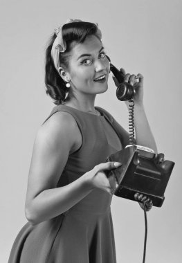 güzel bir kadın vintage telefon ile.
