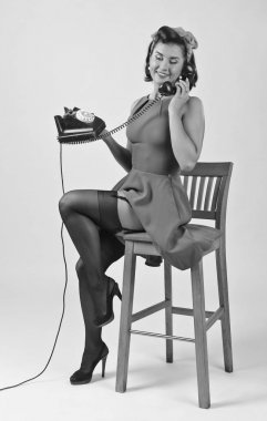 Retro tarzı vintage telefon ile güzel kadın.