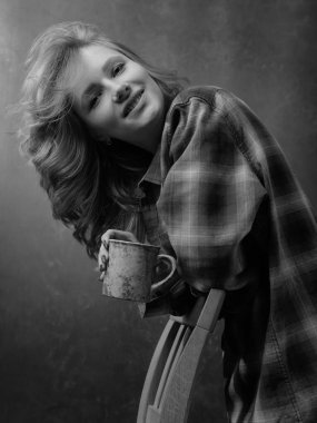 Kahve kupa ile şirin sarışın .