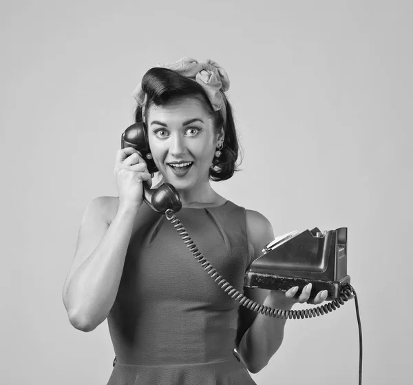 Mulher bonita com telefone vintage . — Fotografia de Stock