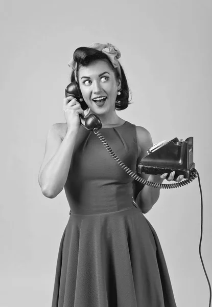 Krásná žena s vintage telefon. — Stock fotografie