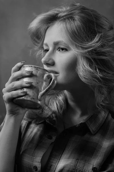 Pretty blonde with coffee mug . — Stock Photo, Image