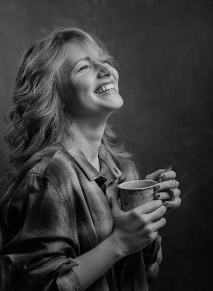 Loira bonita com caneca de café  . — Fotografia de Stock