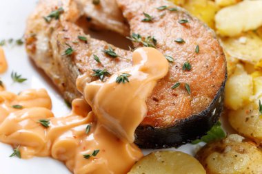 Patates ile kavrulmuş somon.