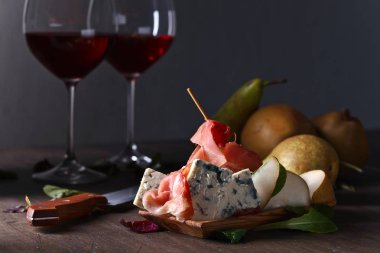 Kırmızı şarap için meze.