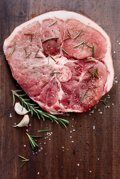 Rauw varkensvlees met rozemarijn, peper en zout. — Stockfoto