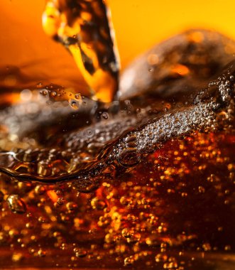 Bir bardak alkol ile yakın çekim .