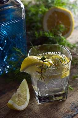 Limon dilimleri ile cin .