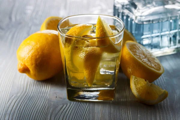 Gin with lemon. — Stock Photo, Image