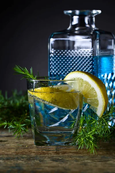 Gin mit Zitronenscheiben . — Stockfoto