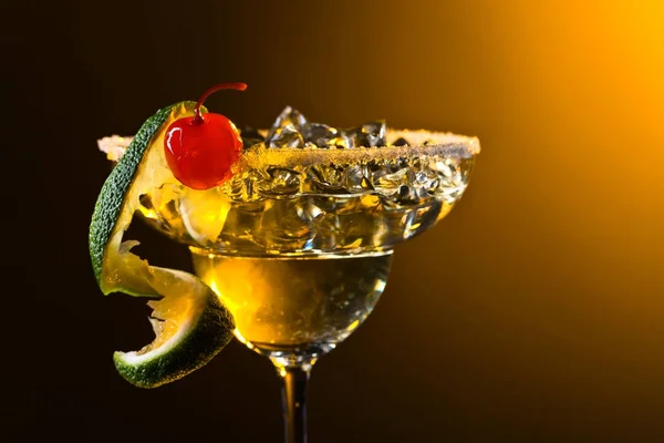 Cocktail met cherry en kalk. — Stockfoto