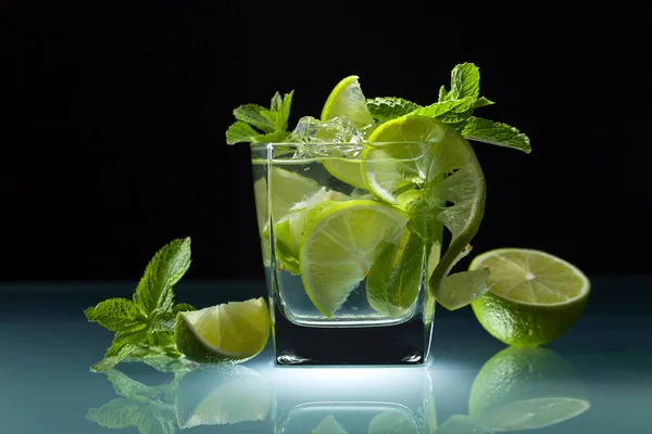Cocktail mit Limette, Eis und Pfefferminze . — Stockfoto