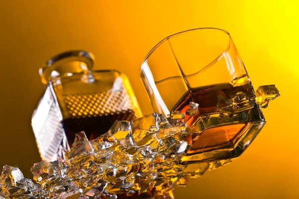 Whisky med is på ett glasbord . — Stockfoto