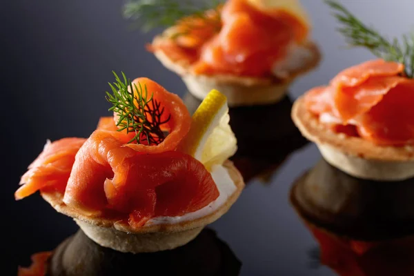 Tartaletas con salmón . —  Fotos de Stock