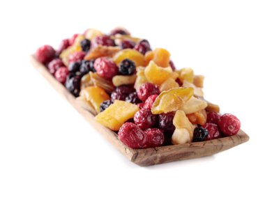 Kurumuş meyveler beyazda izole edilmiş. .