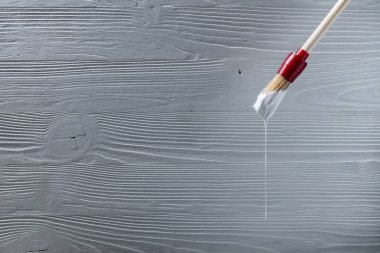 Beyaz boya ile boya fırçası .