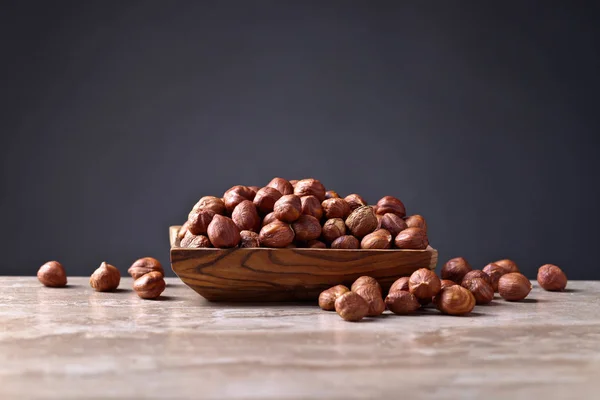 Орешки в старом деревянном блюде — стоковое фото