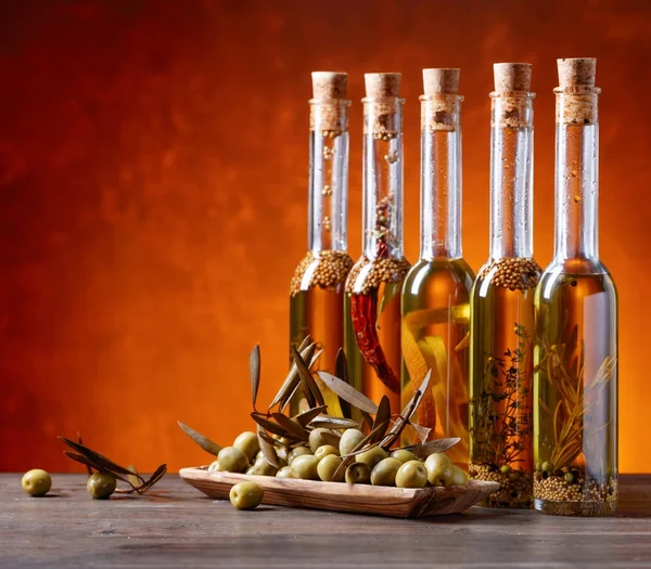 Aceitunas verdes y botellas de aceite de oliva  . — Foto de Stock