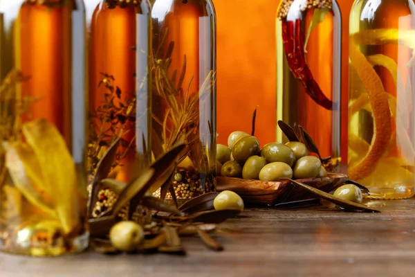 Olives et bouteilles d'huile  . — Photo