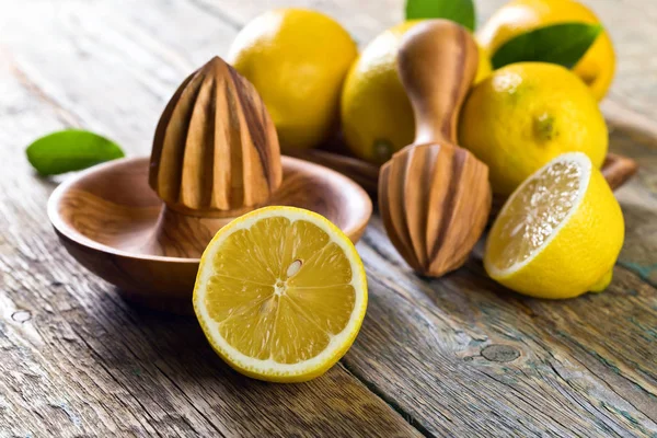 Limões e espremedor  . — Fotografia de Stock