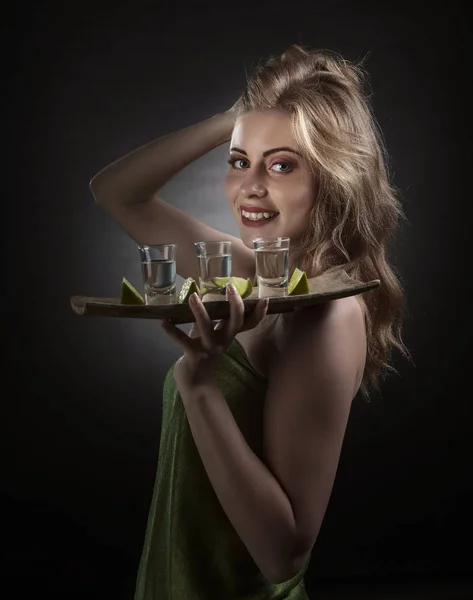 Bella donna con tequila  . — Foto Stock