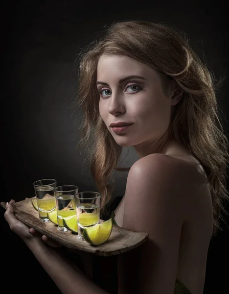 Hermosa mujer con tequila . —  Fotos de Stock