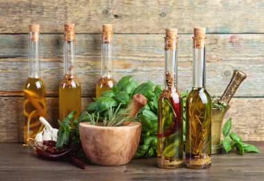 Zeytin yağı ile farklı baharatlar .