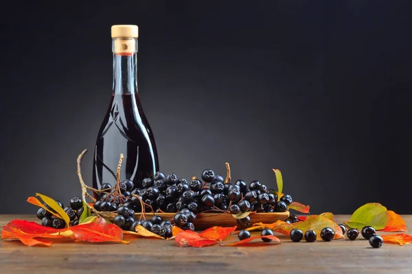 Chokeberry nero e bottiglia con succo  . — Foto Stock