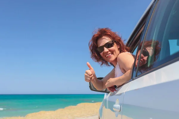 Lycklig kvinna som reser på en bil . — Stockfoto