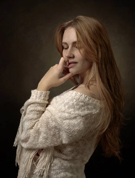 Mujer con el pelo largo y rizado  . — Foto de Stock