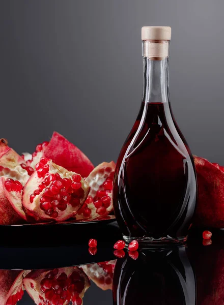 Granatapfel und eine Flasche Saft. — Stockfoto
