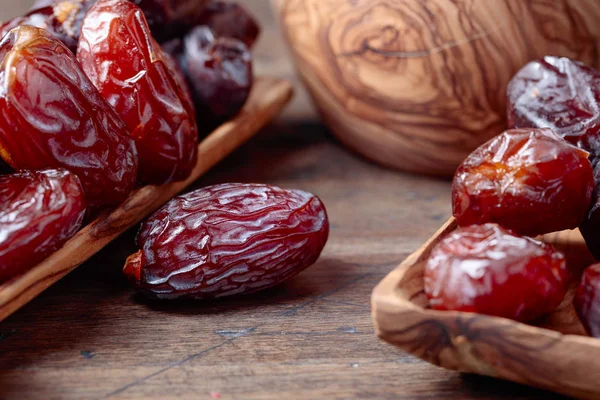 Dates juteuses sur table en bois  . — Photo