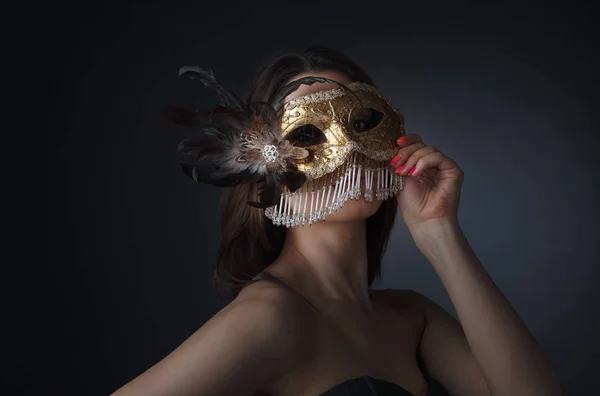 Schöne Frau mit Karnevalsmaske. — Stockfoto