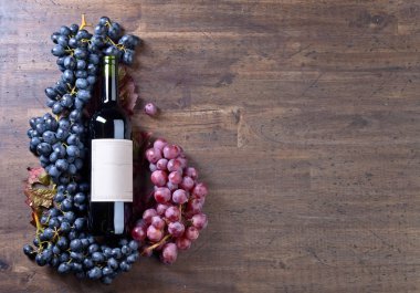 üzüm ve kırmızı şarap.