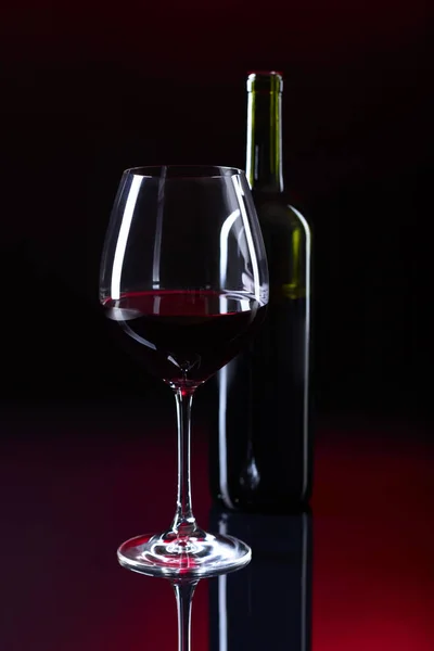 Glas og flaske rødvin . - Stock-foto