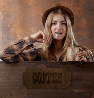 Kahve kupa genç kadınla.