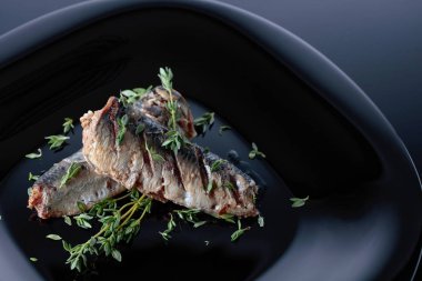 Izgara sardalya kekik ile .