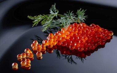 Dereotu ile kırmızı havyar . 