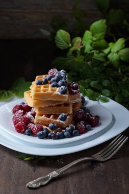 Ahududu ve böğürtlenli gözleme 