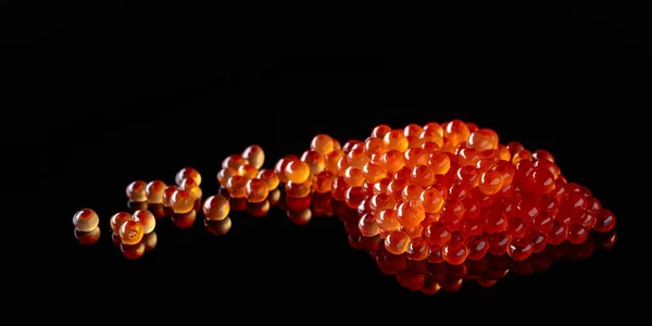 Roter Kaviar auf schwarzem Teller. — Stockfoto