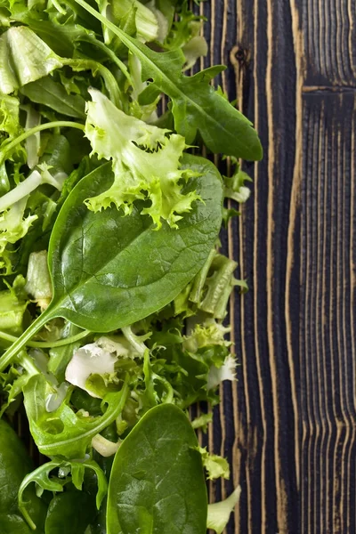 Taze yeşil salata ile ıspanak, roka ve marul — Stok fotoğraf