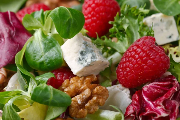 Mavi peynir ile yeşil salata — Stok fotoğraf