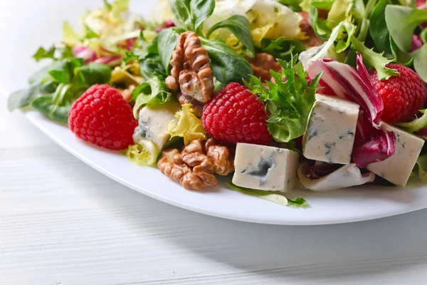 Зеленый салат с голубым сыром . — стоковое фото