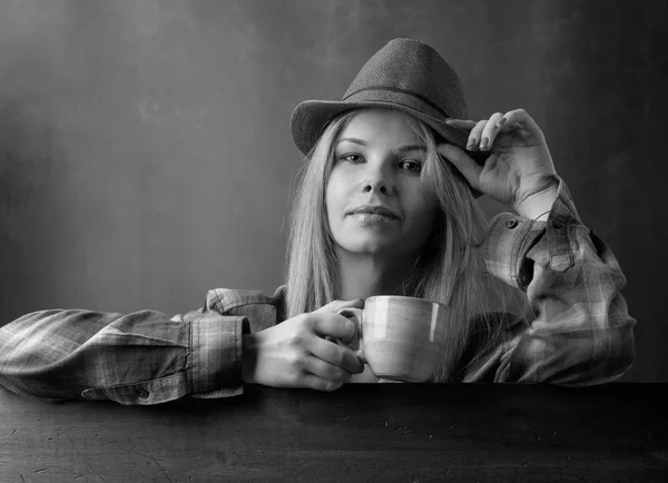 Jonge vrouw met koffiemok . — Stockfoto