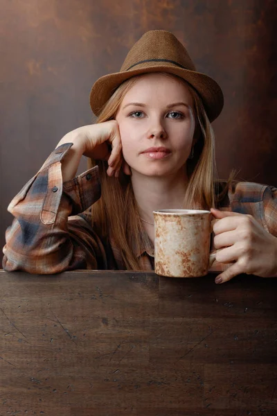 Young woman with coffee mug . — Stock Photo, Image