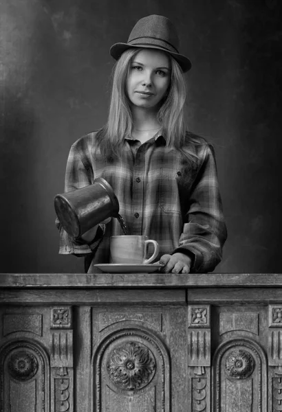 Belle femme verse du café dans la tasse  . — Photo